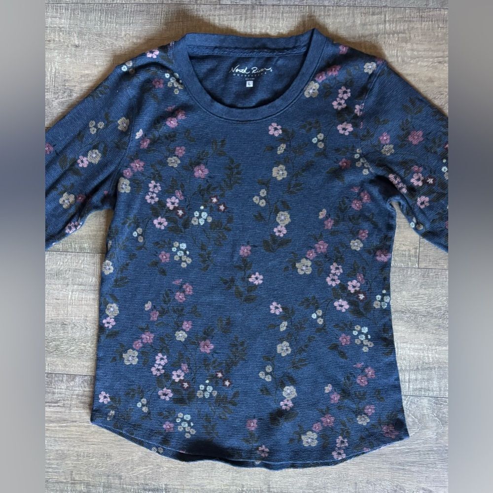 North River (Murdochs) women’s size large navy blue floral waffle knit shirt